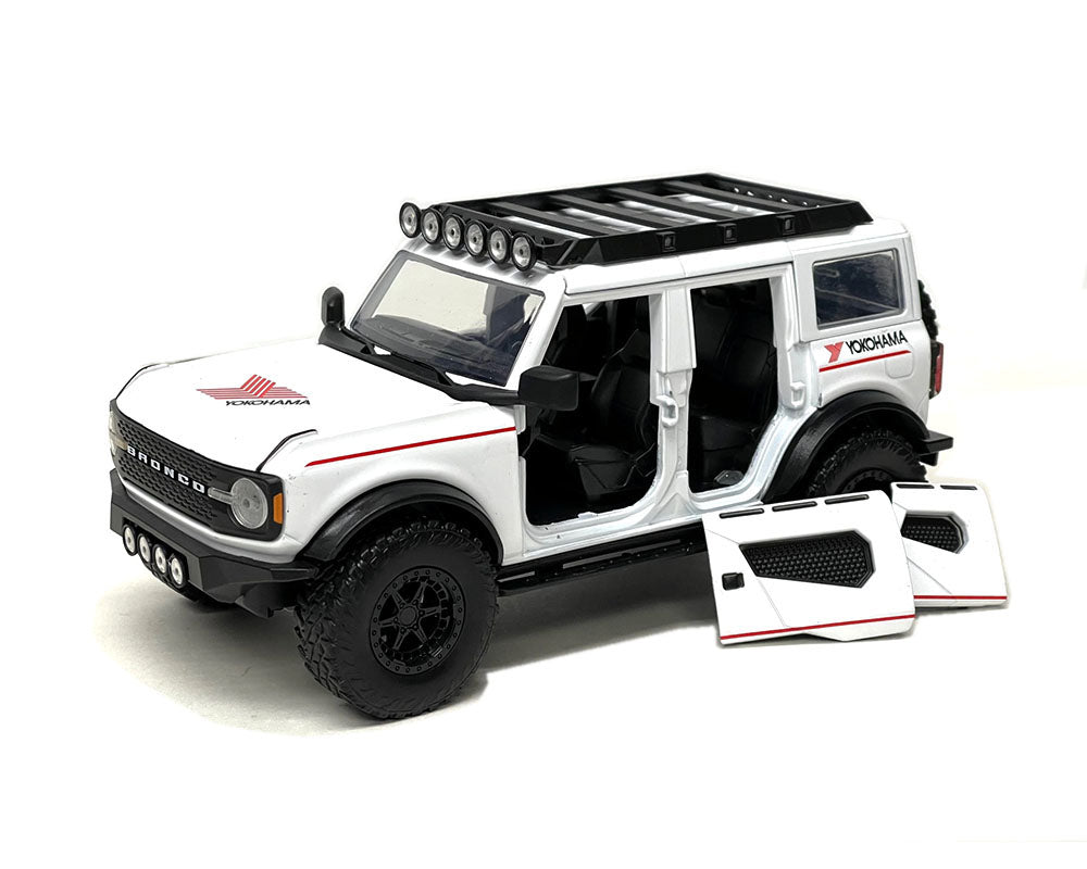 Jada Just Truck 1:24 2021 Ford Bronco White with Red Stripes and Roof Rack 34286