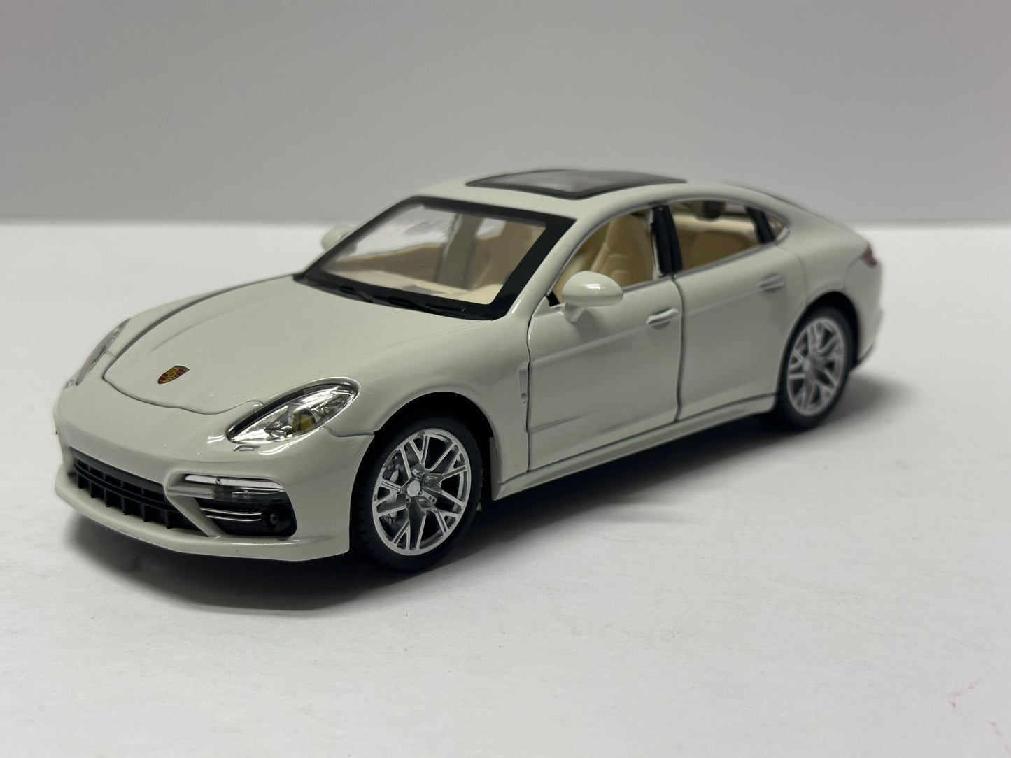 1:24 2020 Porsche Panamera White Diecast With LED Lights