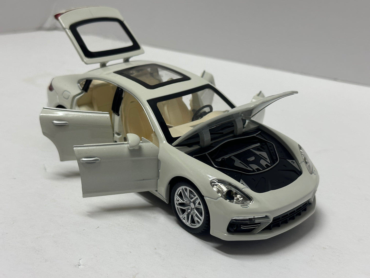 1:24 2020 Porsche Panamera White Diecast With LED Lights