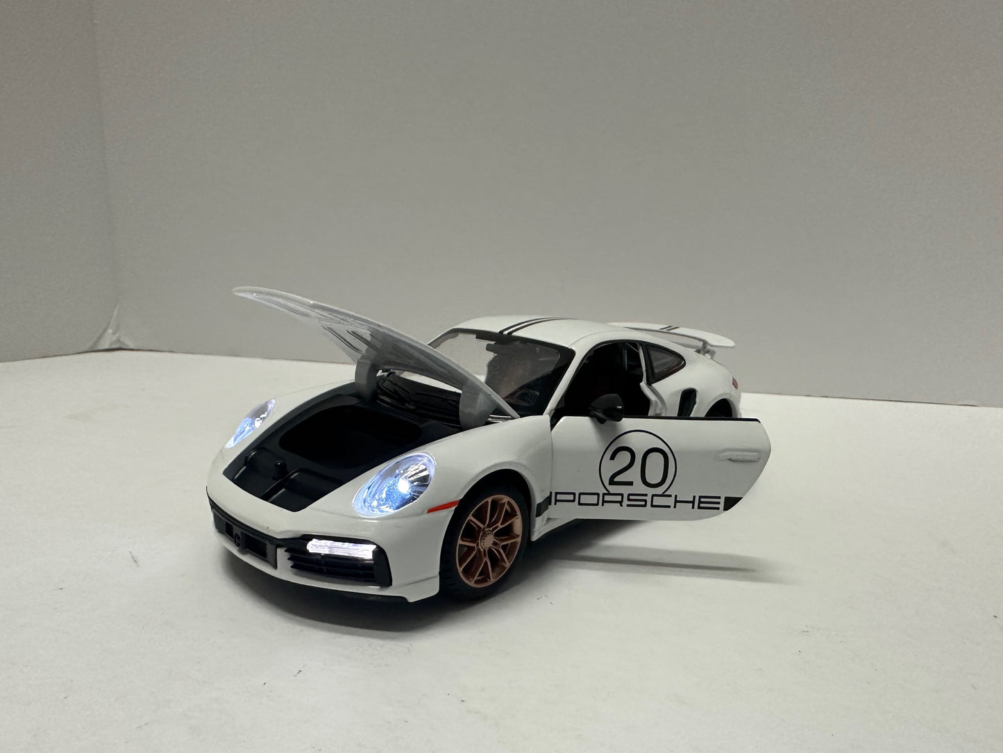 1:24 2020 Porsche 911 Turbo S Diecast With Headlight & Tailight LEDS White