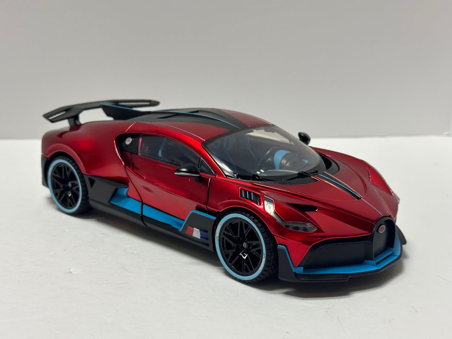 1:18 Bugatti Divo Metal Diecast With LED headlight & Taillight Red