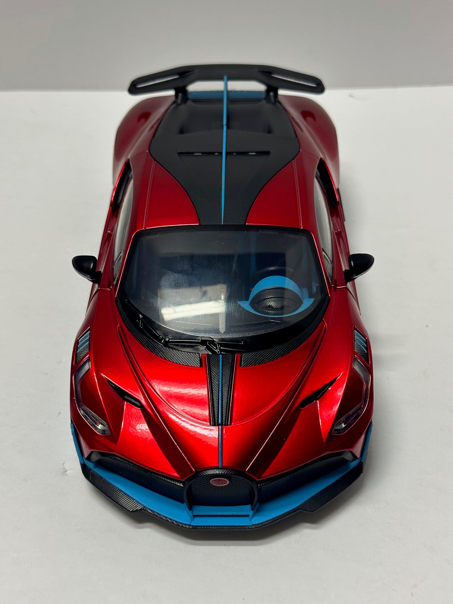 1:18 Bugatti Divo Metal Diecast With LED headlight & Taillight Red