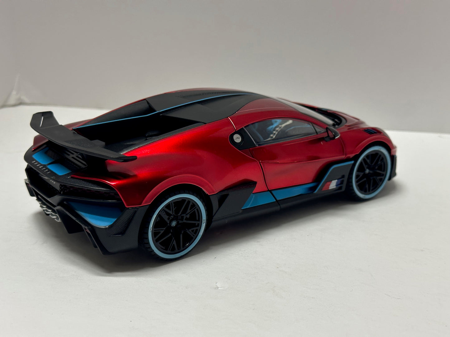 1:18 Bugatti Divo Metal Diecast With LED headlight & Taillight Red