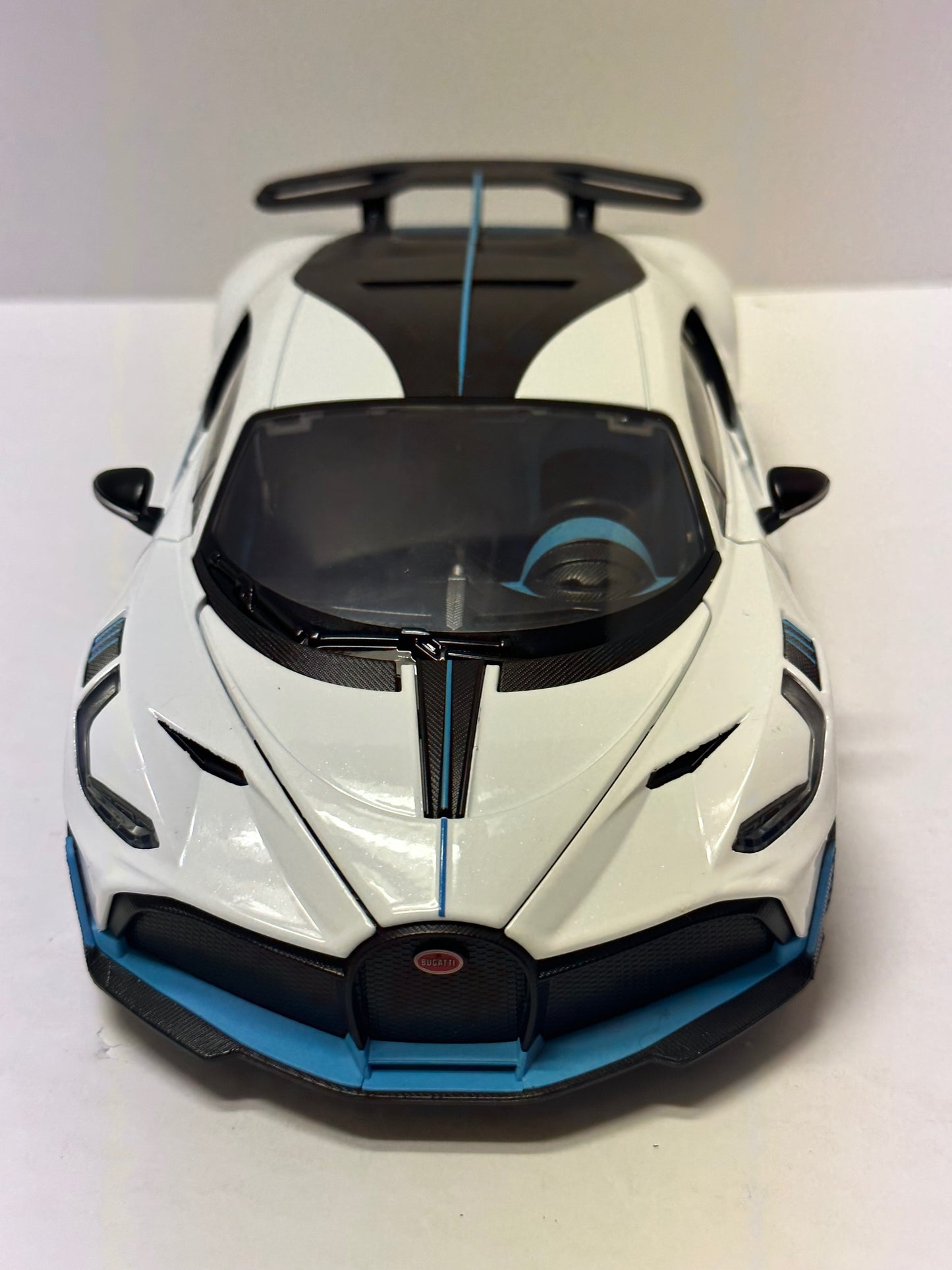 1:18 Bugatti Divo Metal Diecast With LED headlight & Taillight White