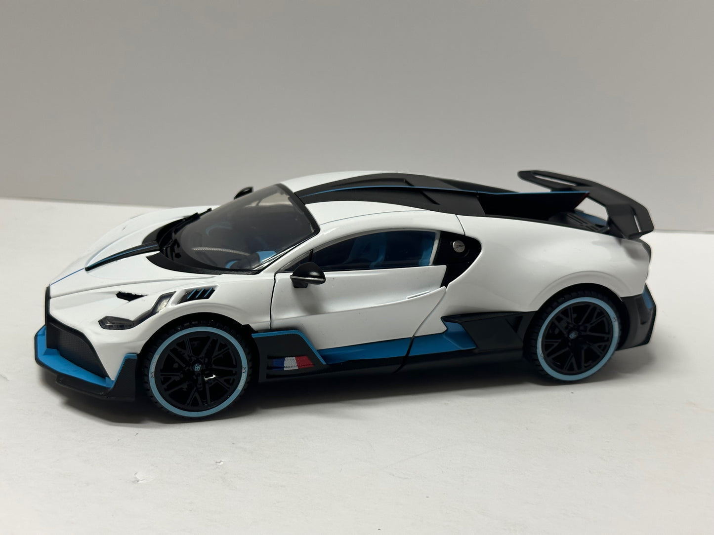 1:18 Bugatti Divo Metal Diecast With LED headlight & Taillight White