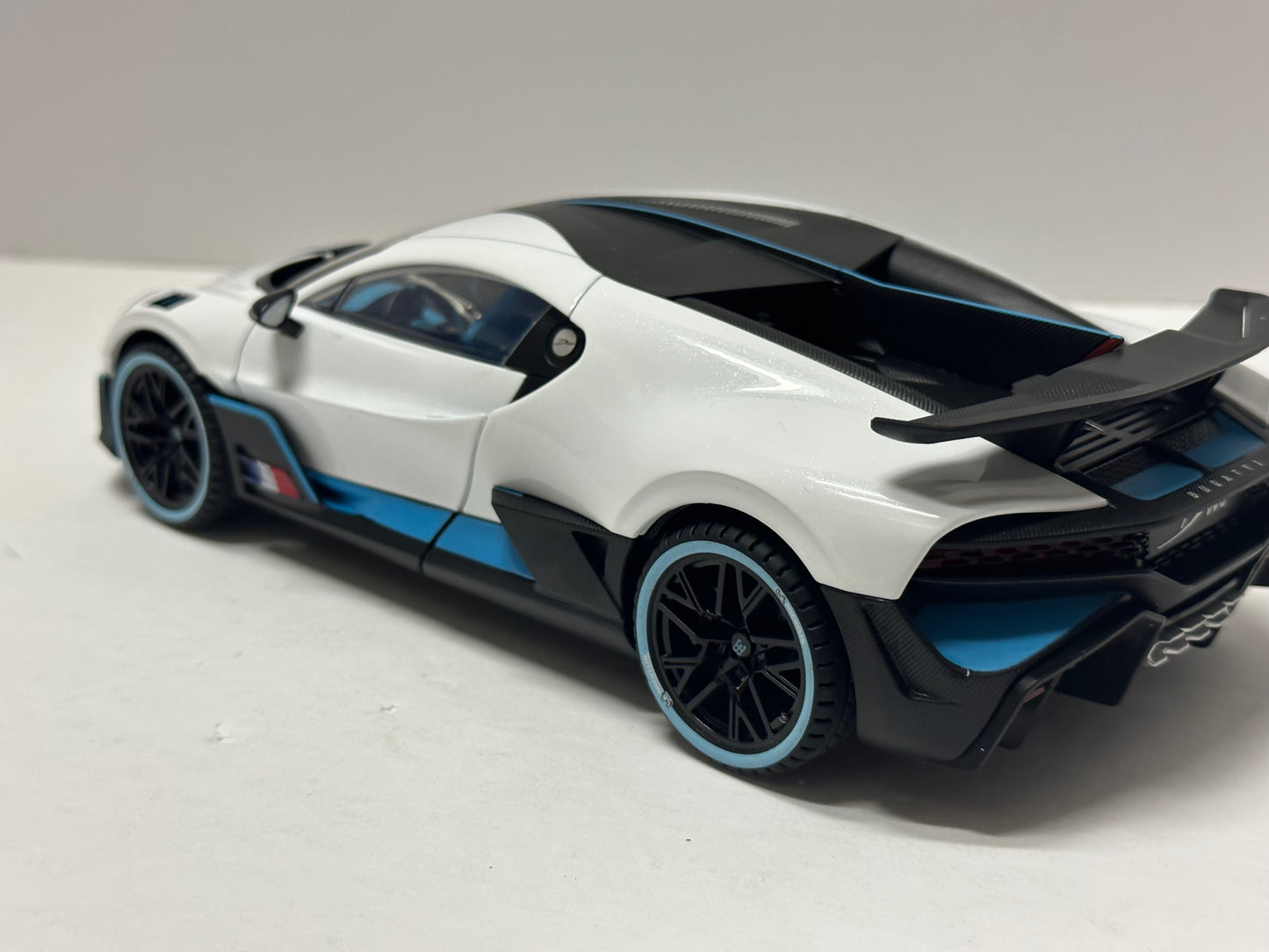 1:18 Bugatti Divo Metal Diecast With LED headlight & Taillight White