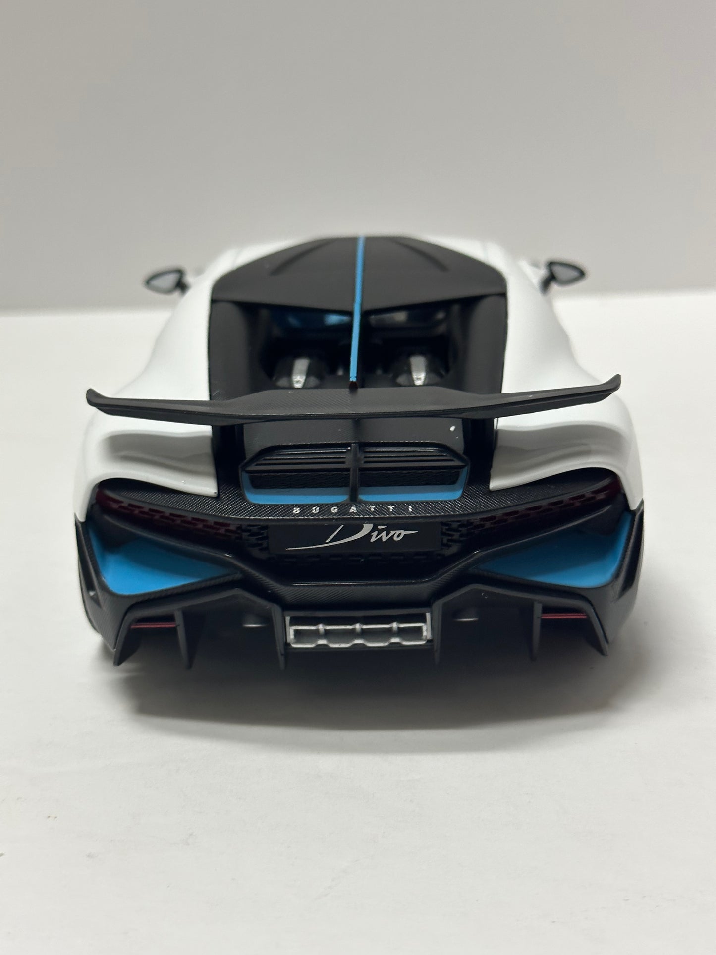 1:18 Bugatti Divo Metal Diecast With LED headlight & Taillight White