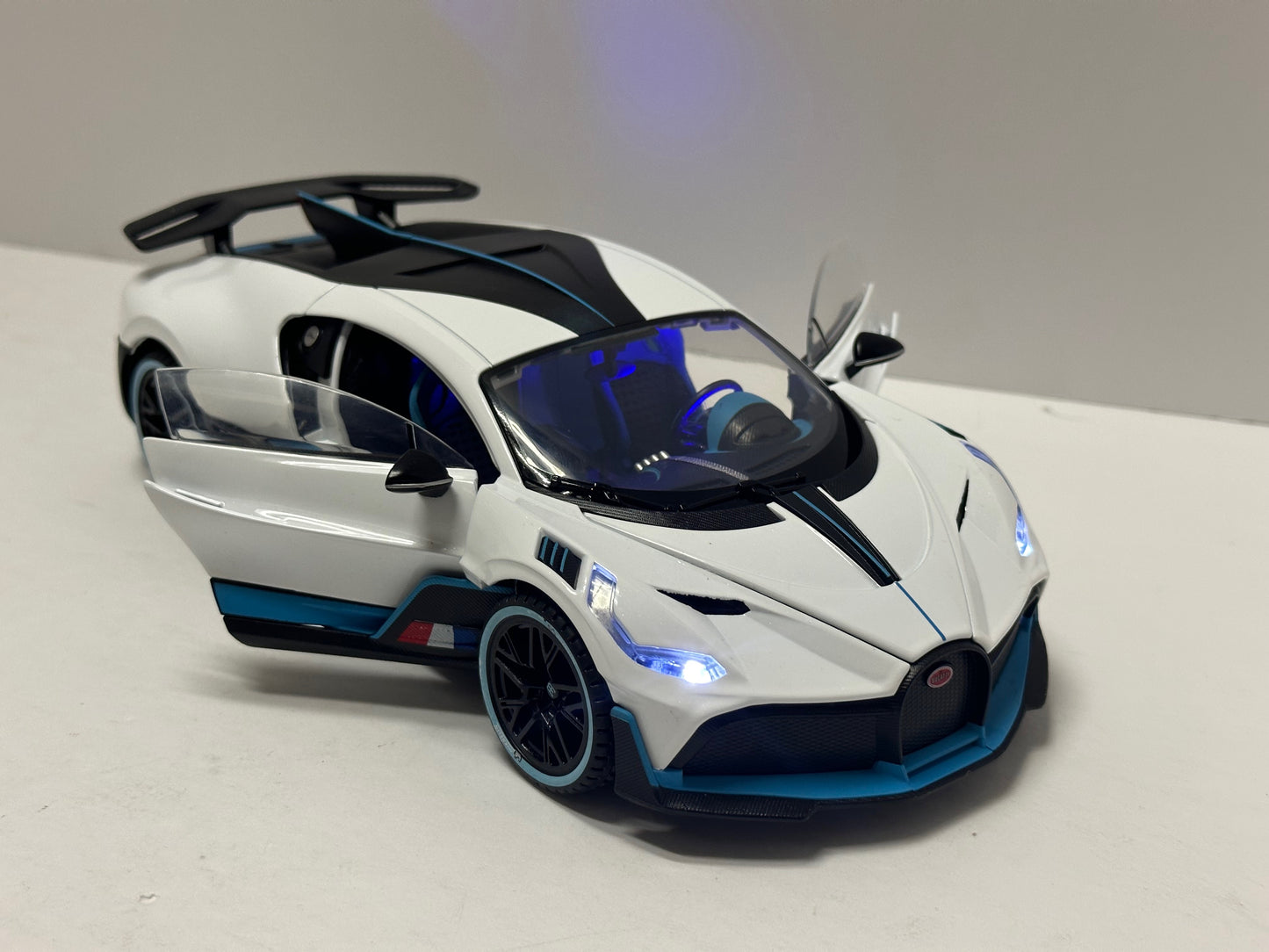 1:18 Bugatti Divo Metal Diecast With LED headlight & Taillight White