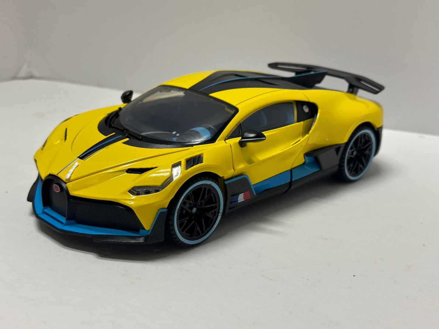 1:18 Bugatti Divo Metal Diecast With LED headlight & Taillight Yellow