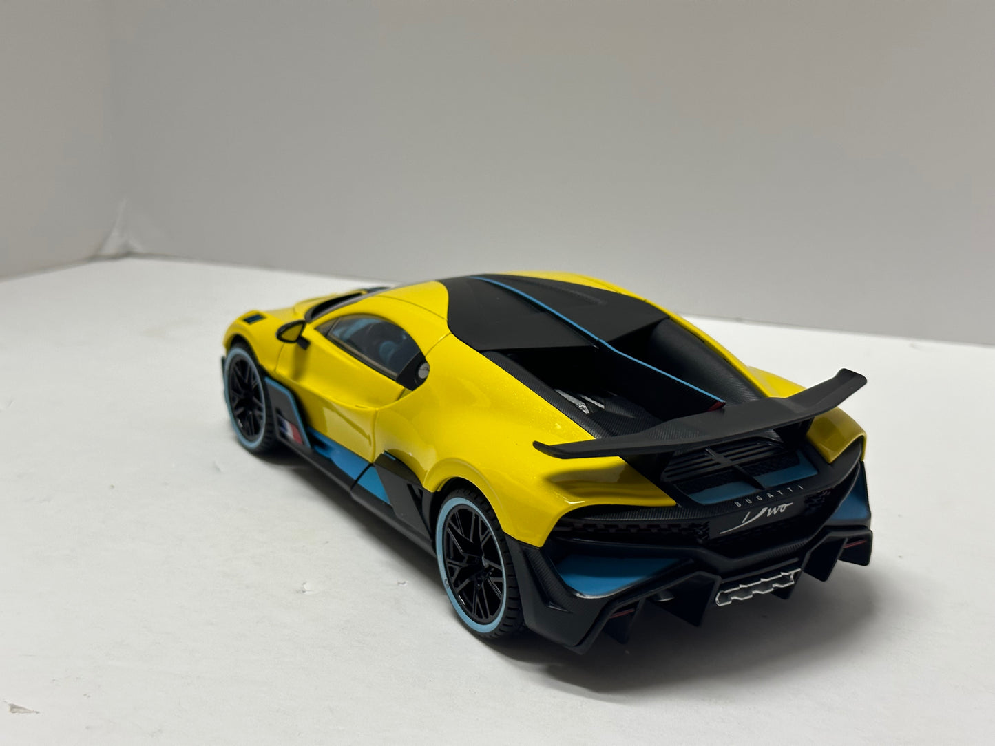 1:18 Bugatti Divo Metal Diecast With LED headlight & Taillight Yellow