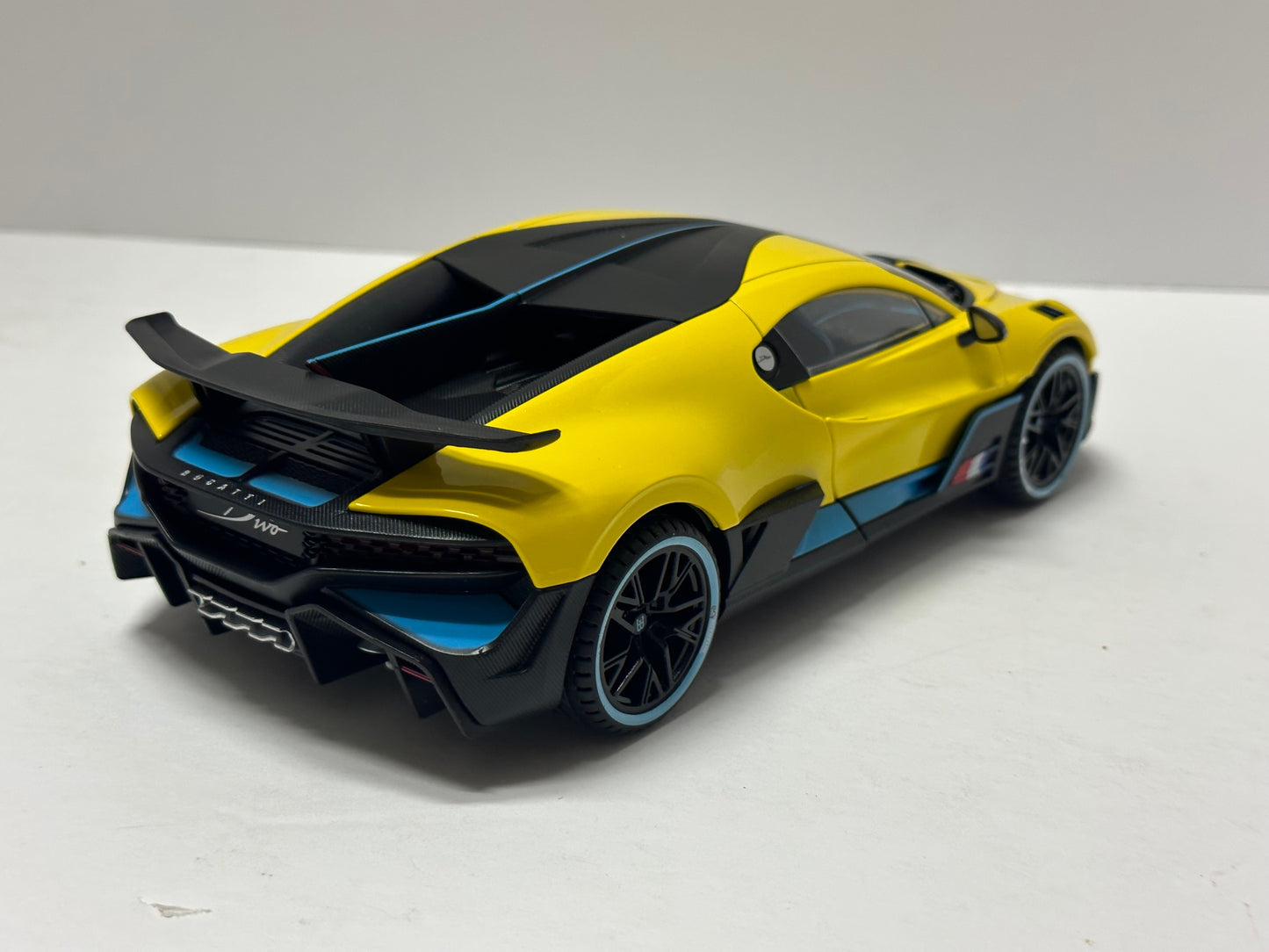 1:18 Bugatti Divo Metal Diecast With LED headlight & Taillight Yellow