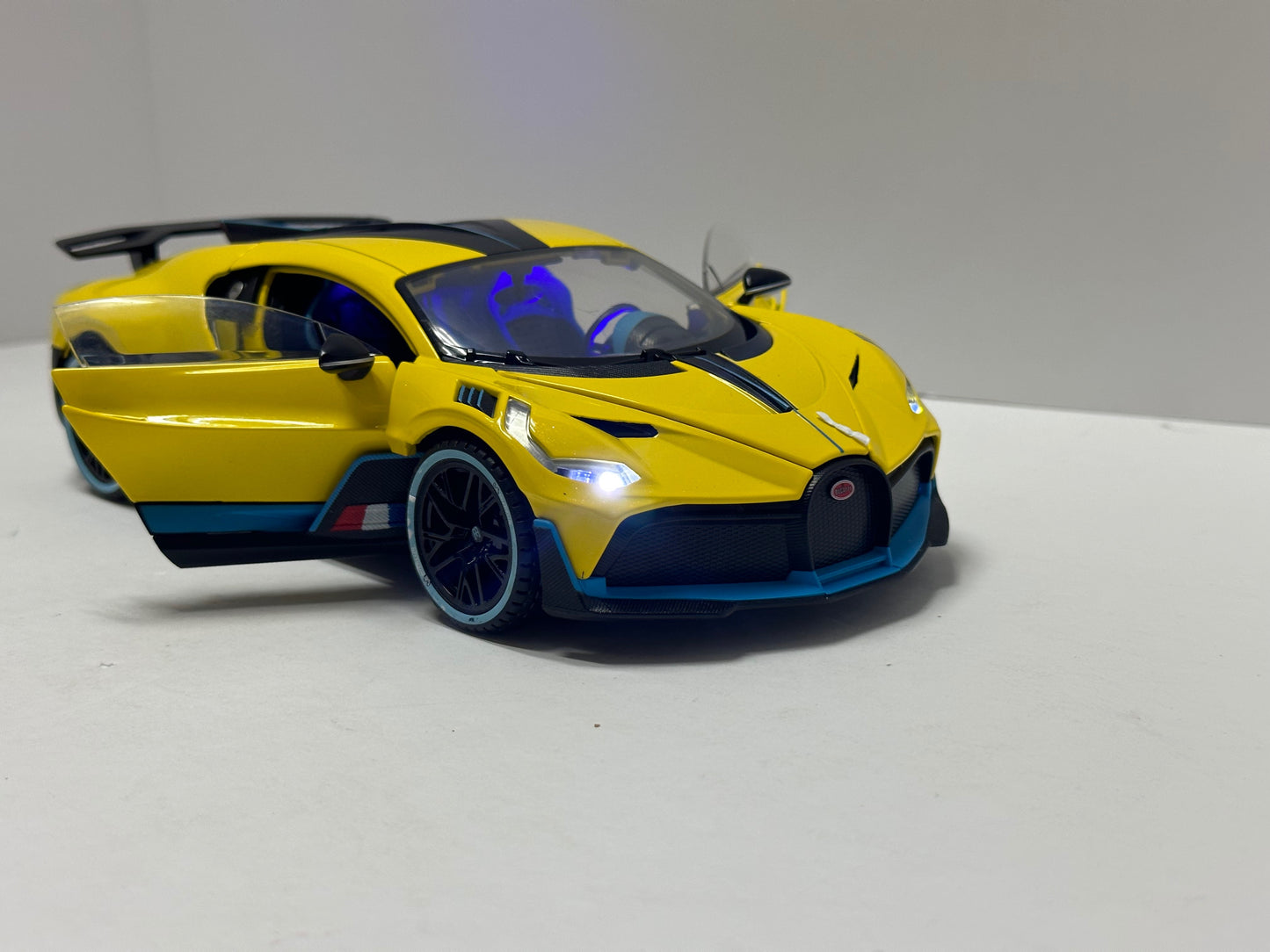 1:18 Bugatti Divo Metal Diecast With LED headlight & Taillight Yellow