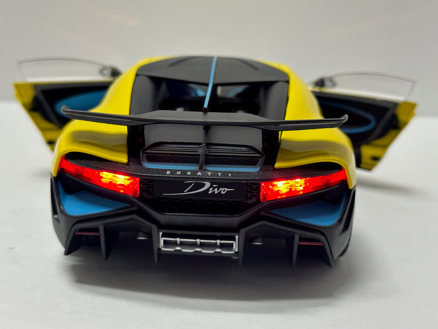 1:18 Bugatti Divo Metal Diecast With LED headlight & Taillight Yellow