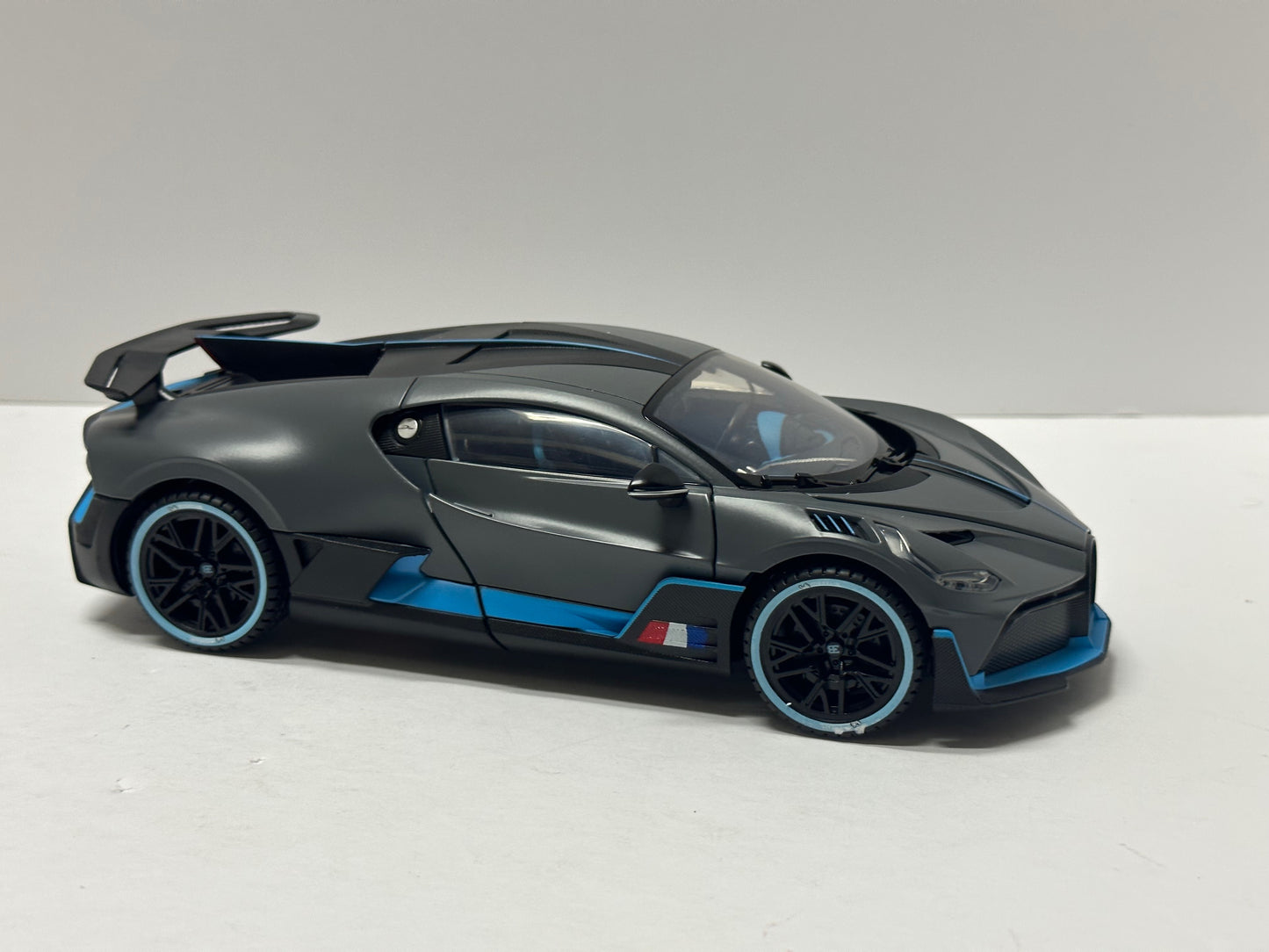 1:18 Bugatti Divo Metal Diecast With LED headlight & Taillight Gray