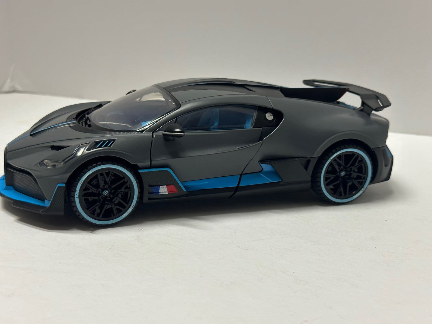 1:18 Bugatti Divo Metal Diecast With LED headlight & Taillight Gray