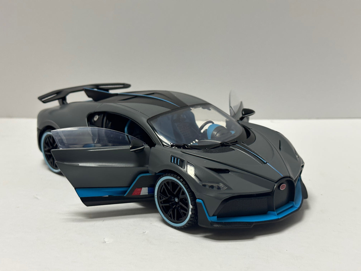 1:18 Bugatti Divo Metal Diecast With LED headlight & Taillight Gray