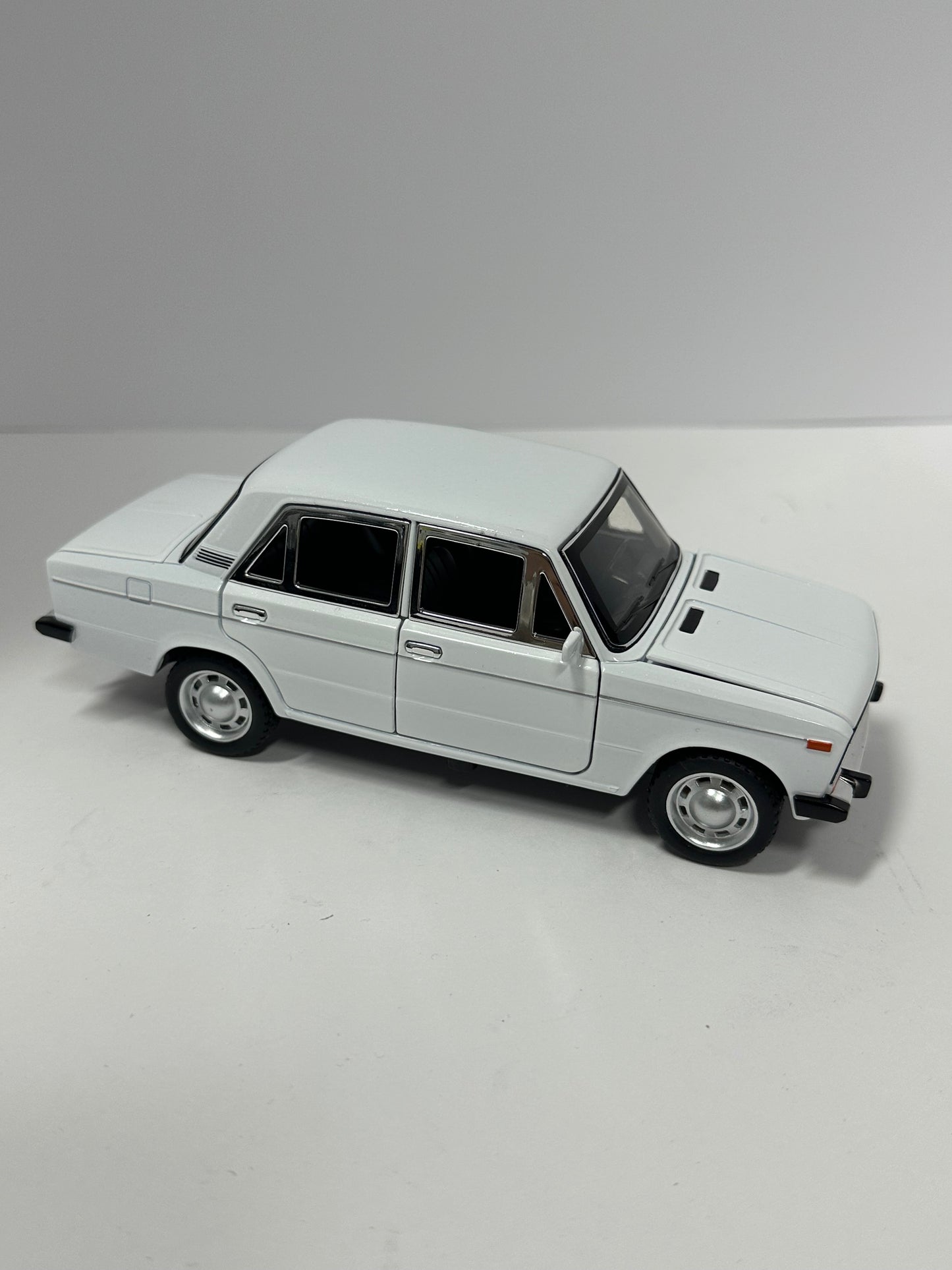 1:24 Russian LADA 2106 Alloy Car Model Diecasts Sound Lights