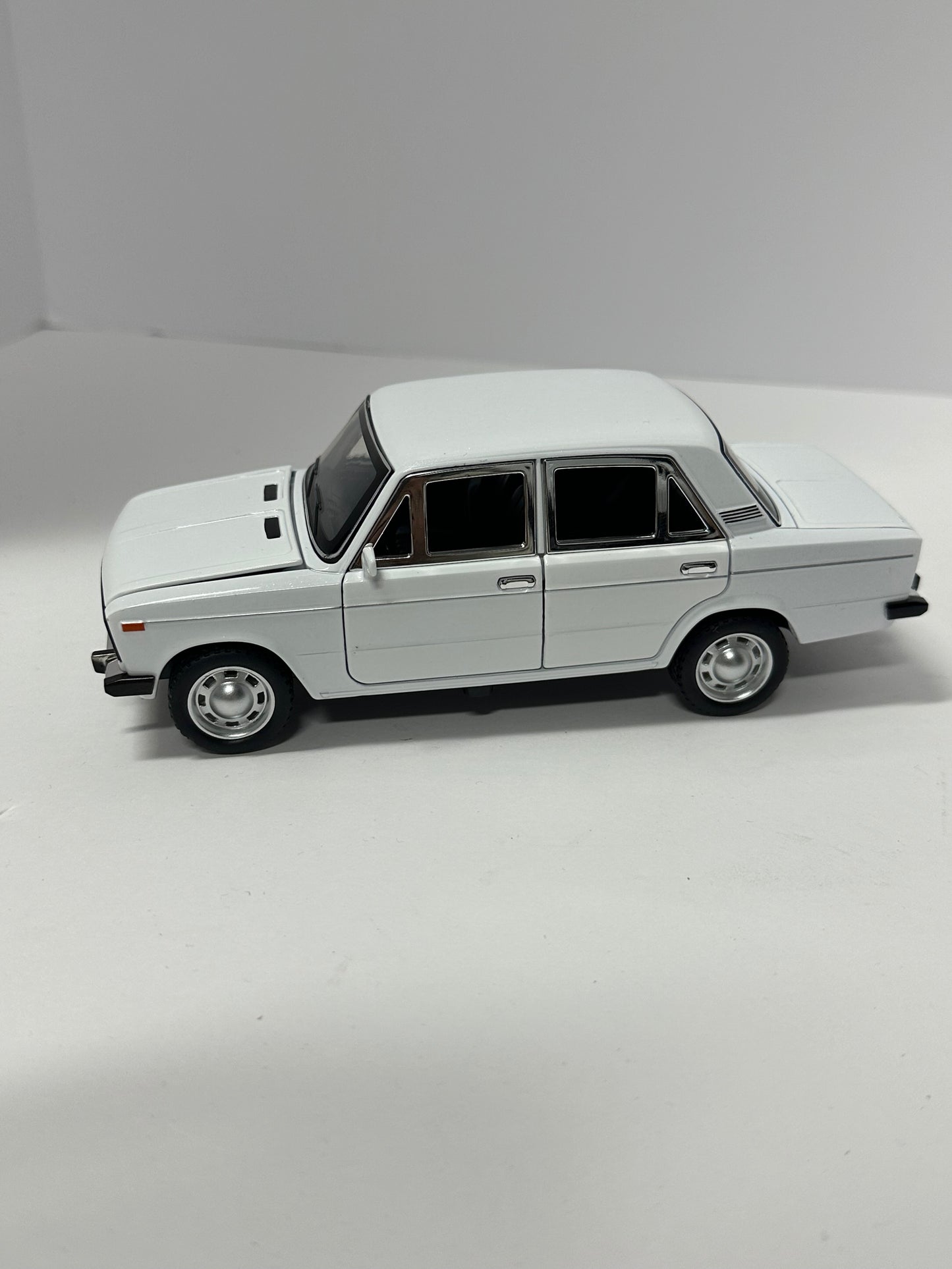 1:24 Russian LADA 2106 Alloy Car Model Diecasts Sound Lights