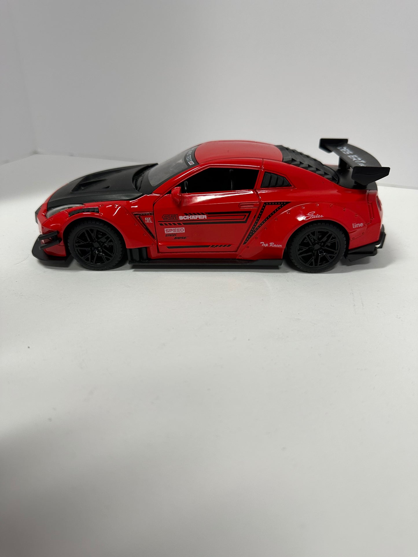 1:24 Nissan GT-R R35 Skyline Metal Diecast With Headlight and Taillight Leds