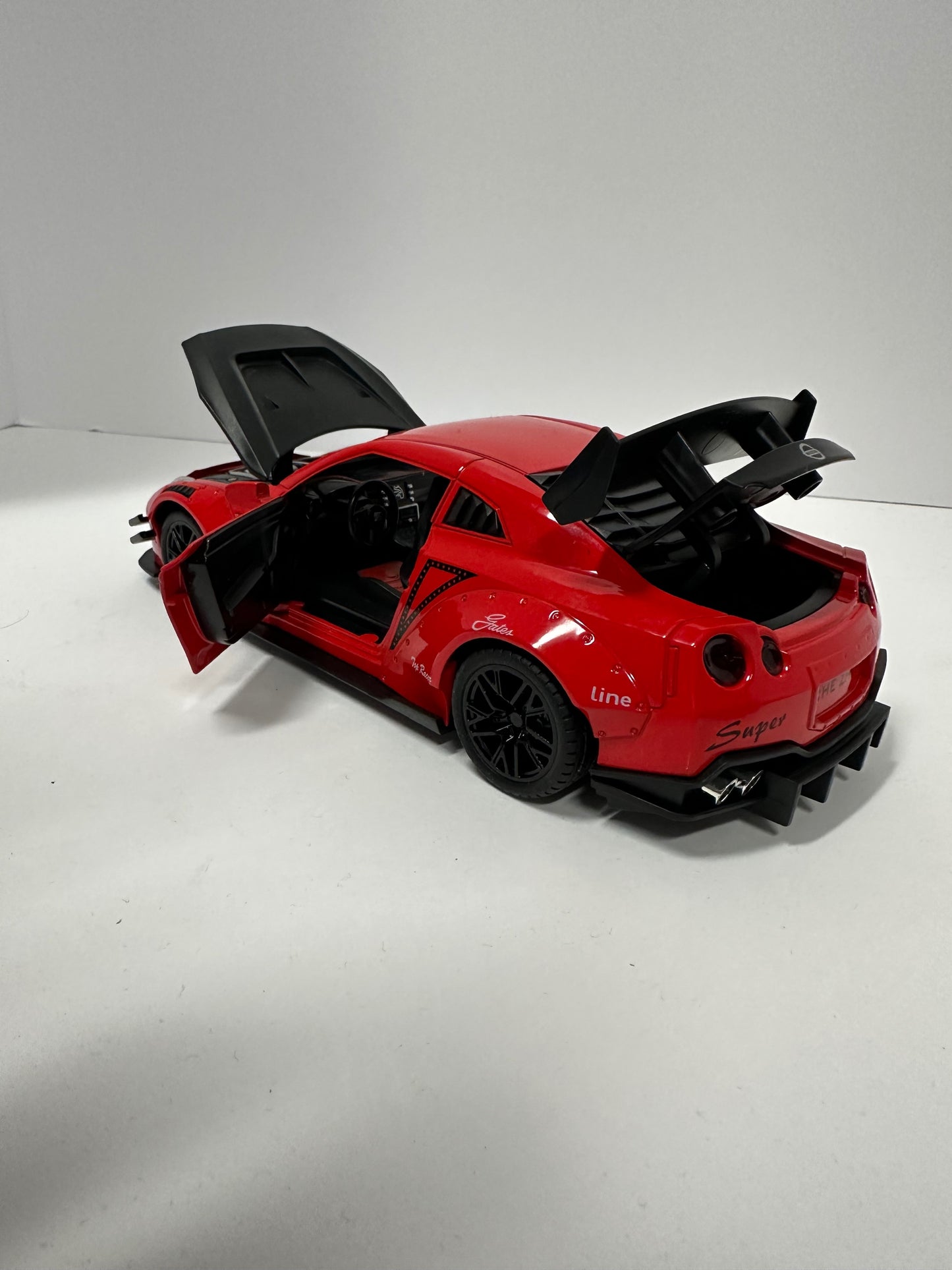 1:24 Nissan GT-R R35 Skyline Metal Diecast With Headlight and Taillight Leds