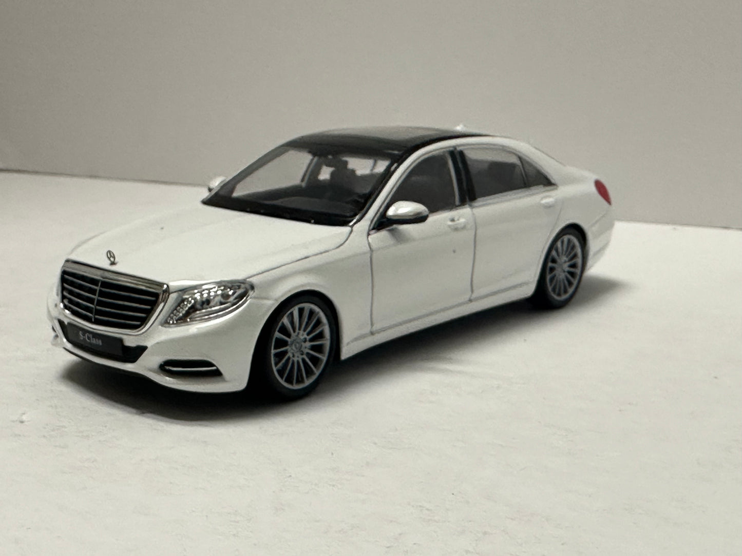 Welly 1:24 2015 Mercedes-Benz S-Class White 24051W