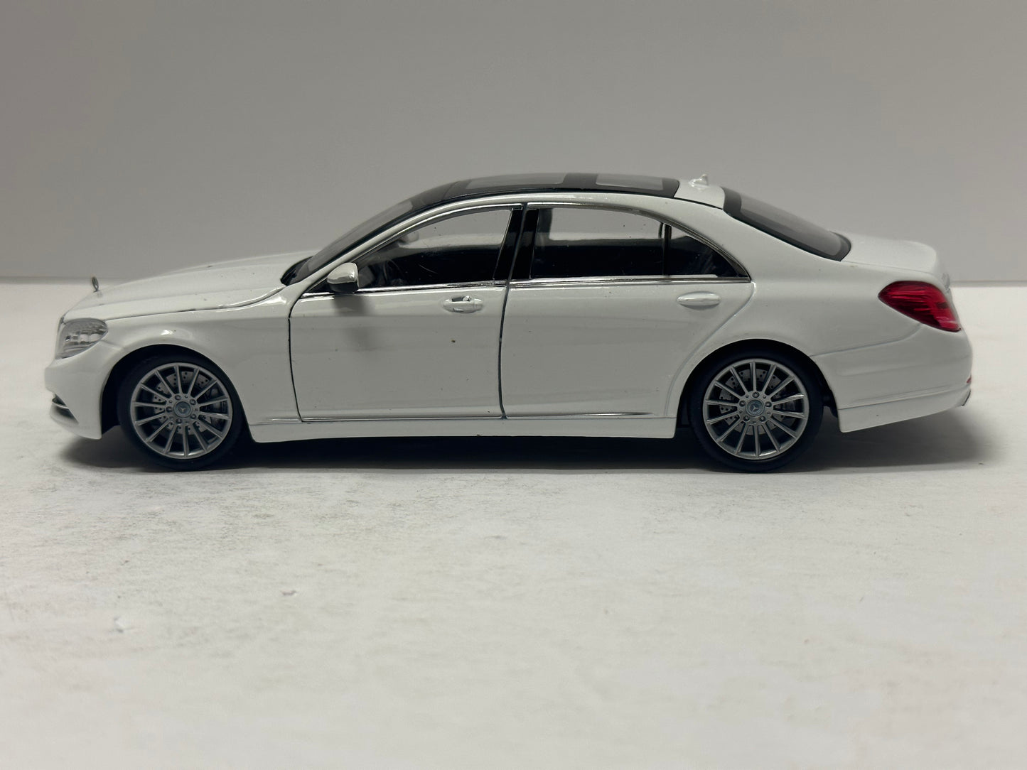 Welly 1:24 2015 Mercedes-Benz S-Class White 24051W