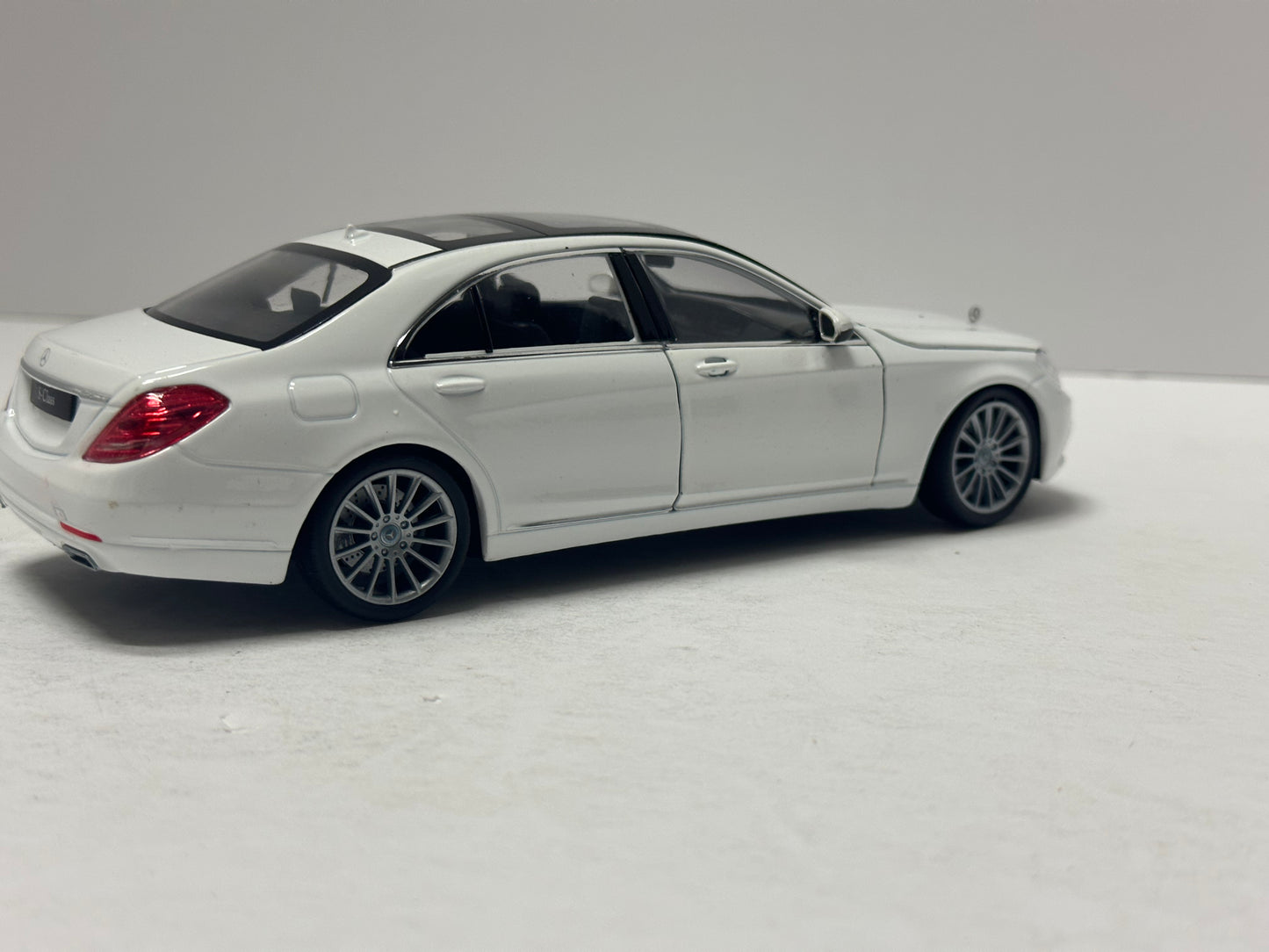 Welly 1:24 2015 Mercedes-Benz S-Class White 24051W