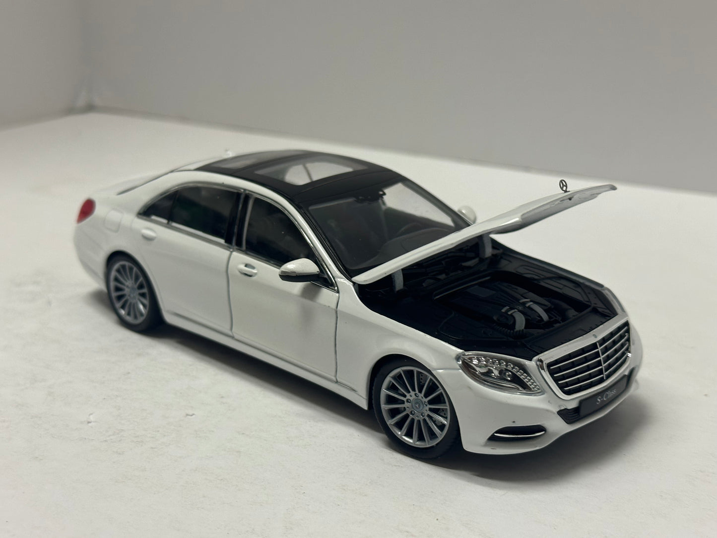 Welly 1:24 2015 Mercedes-Benz S-Class White 24051W