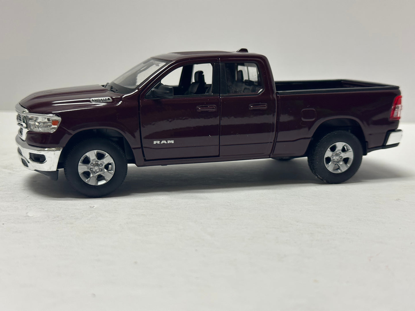 Welly 1:27 2019 Dodge Ram 1500 HEMI 5.7L Burgandy Diecast 29370