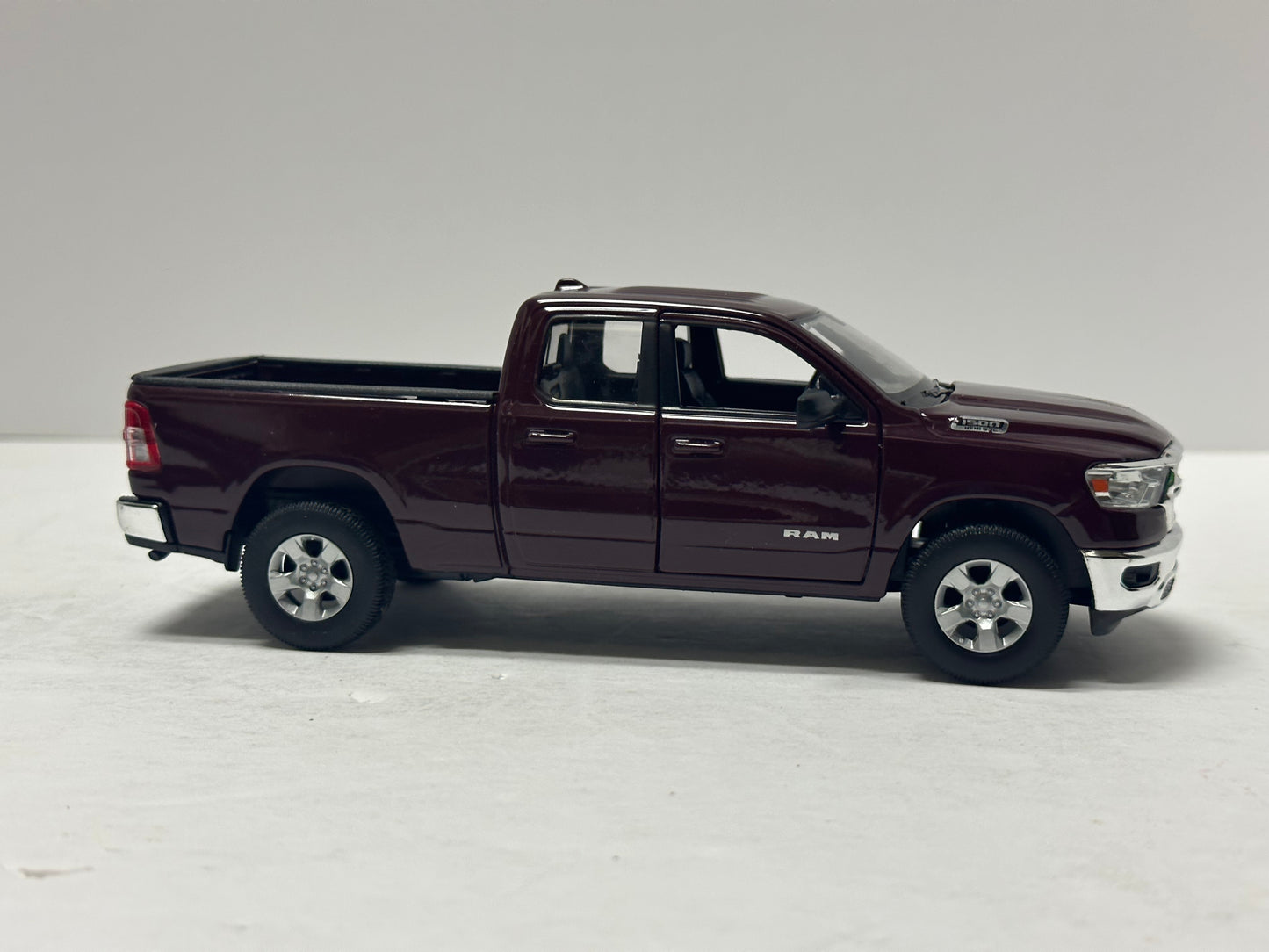 Welly 1:27 2019 Dodge Ram 1500 HEMI 5.7L Burgandy Diecast 29370