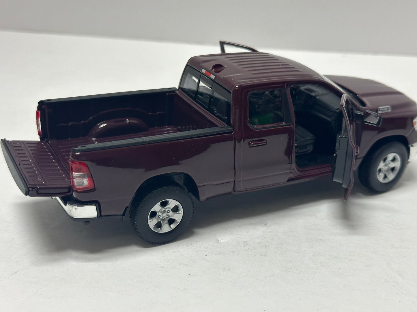 Welly 1:27 2019 Dodge Ram 1500 HEMI 5.7L Burgandy Diecast 29370