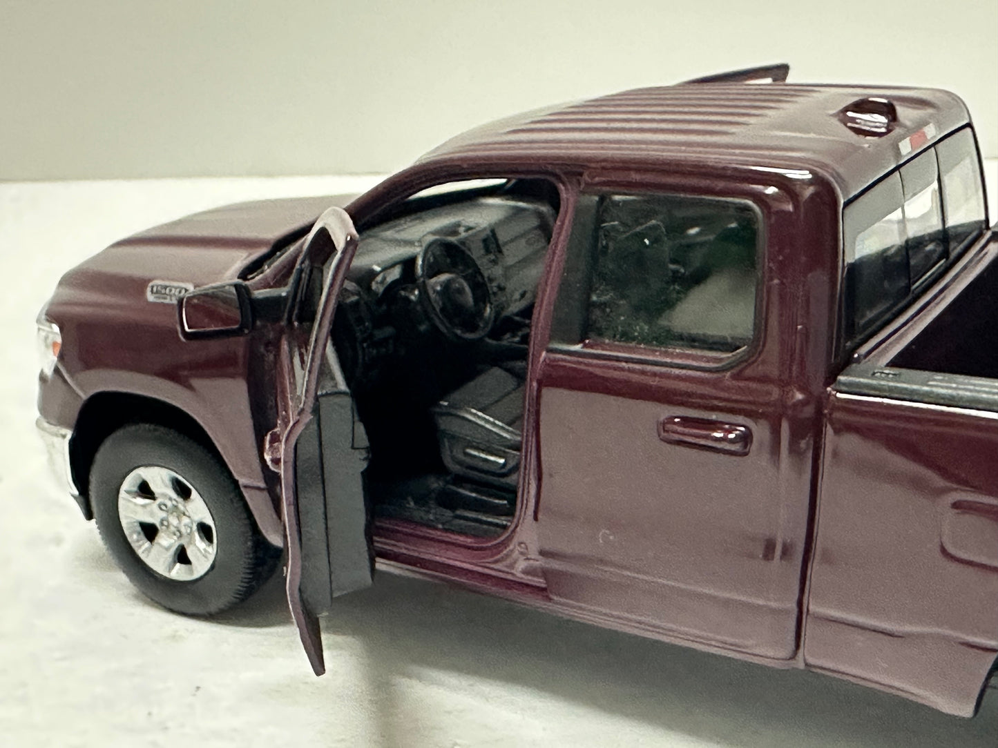 Welly 1:27 2019 Dodge Ram 1500 HEMI 5.7L Burgandy Diecast 29370