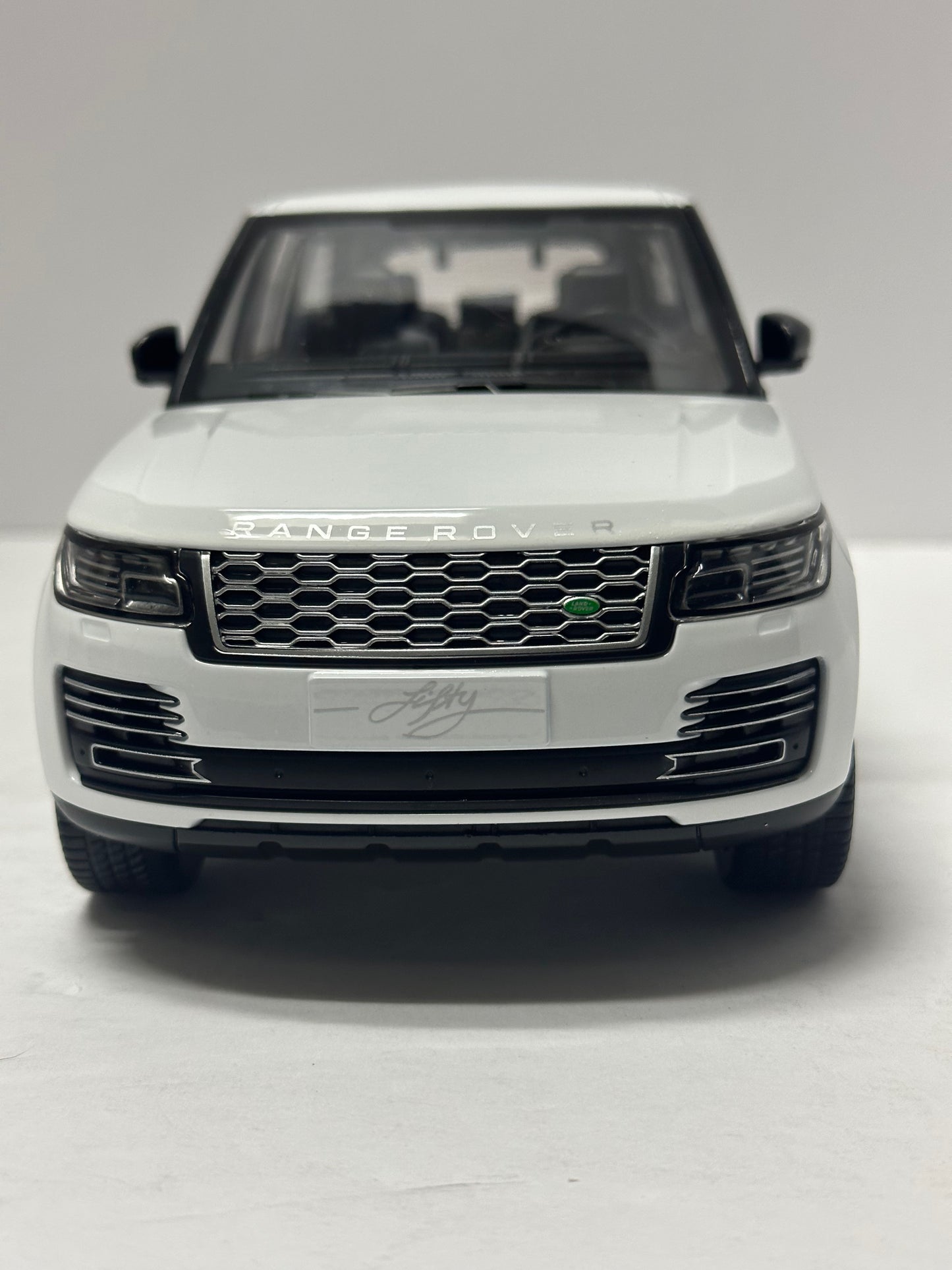 1:18 2020 Range Rover HSE With Headlight & Taillight LEDS Diecast White