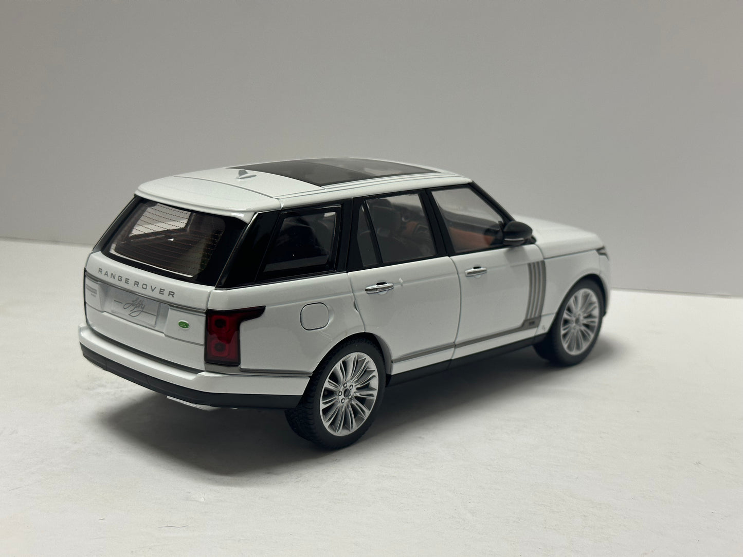 1:18 2020 Range Rover HSE With Headlight & Taillight LEDS Diecast White