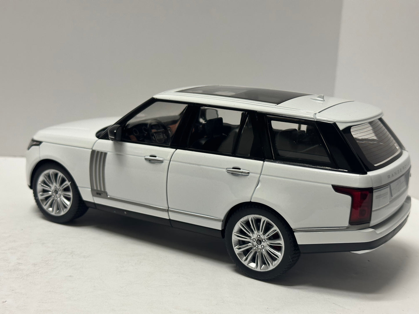 1:18 2020 Range Rover HSE With Headlight & Taillight LEDS Diecast White