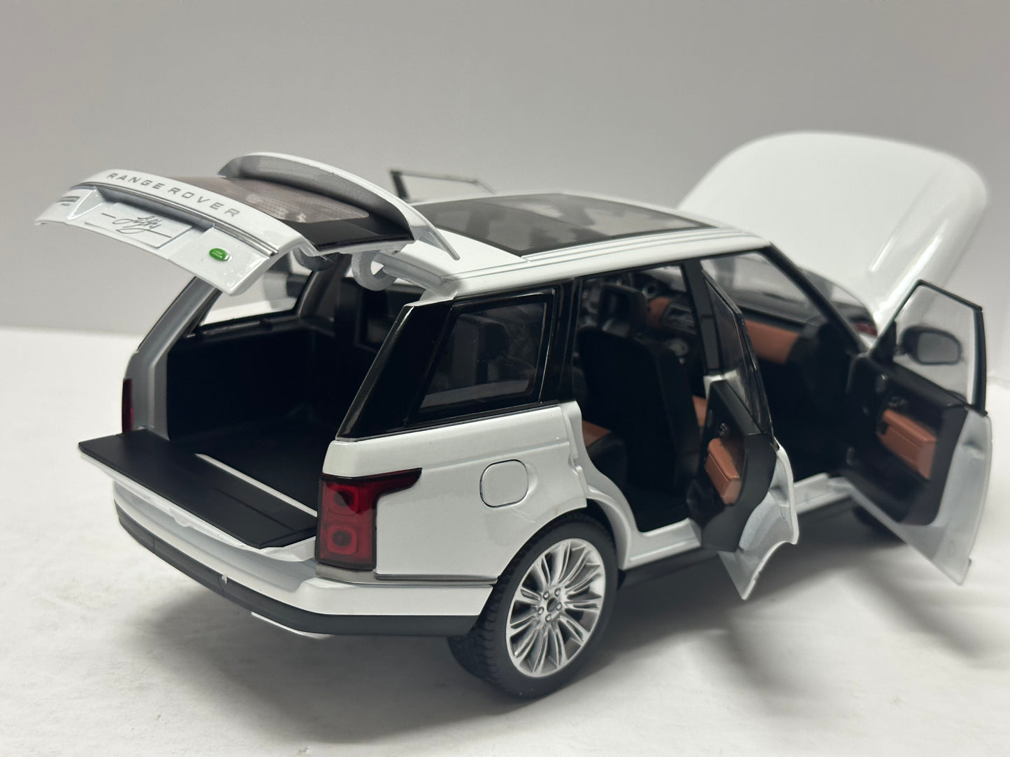 1:18 2020 Range Rover HSE With Headlight & Taillight LEDS Diecast White