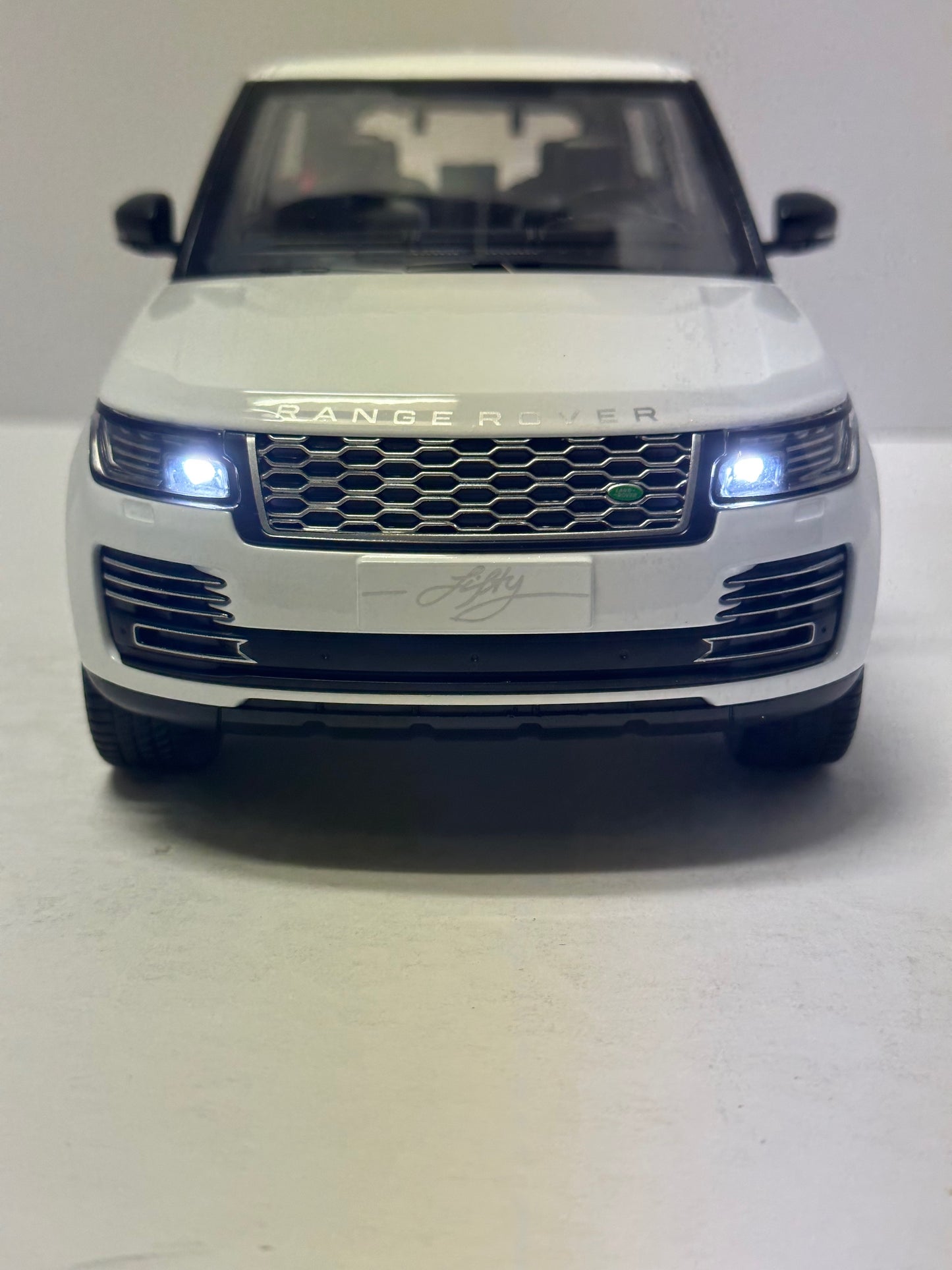 1:18 2020 Range Rover HSE With Headlight & Taillight LEDS Diecast White