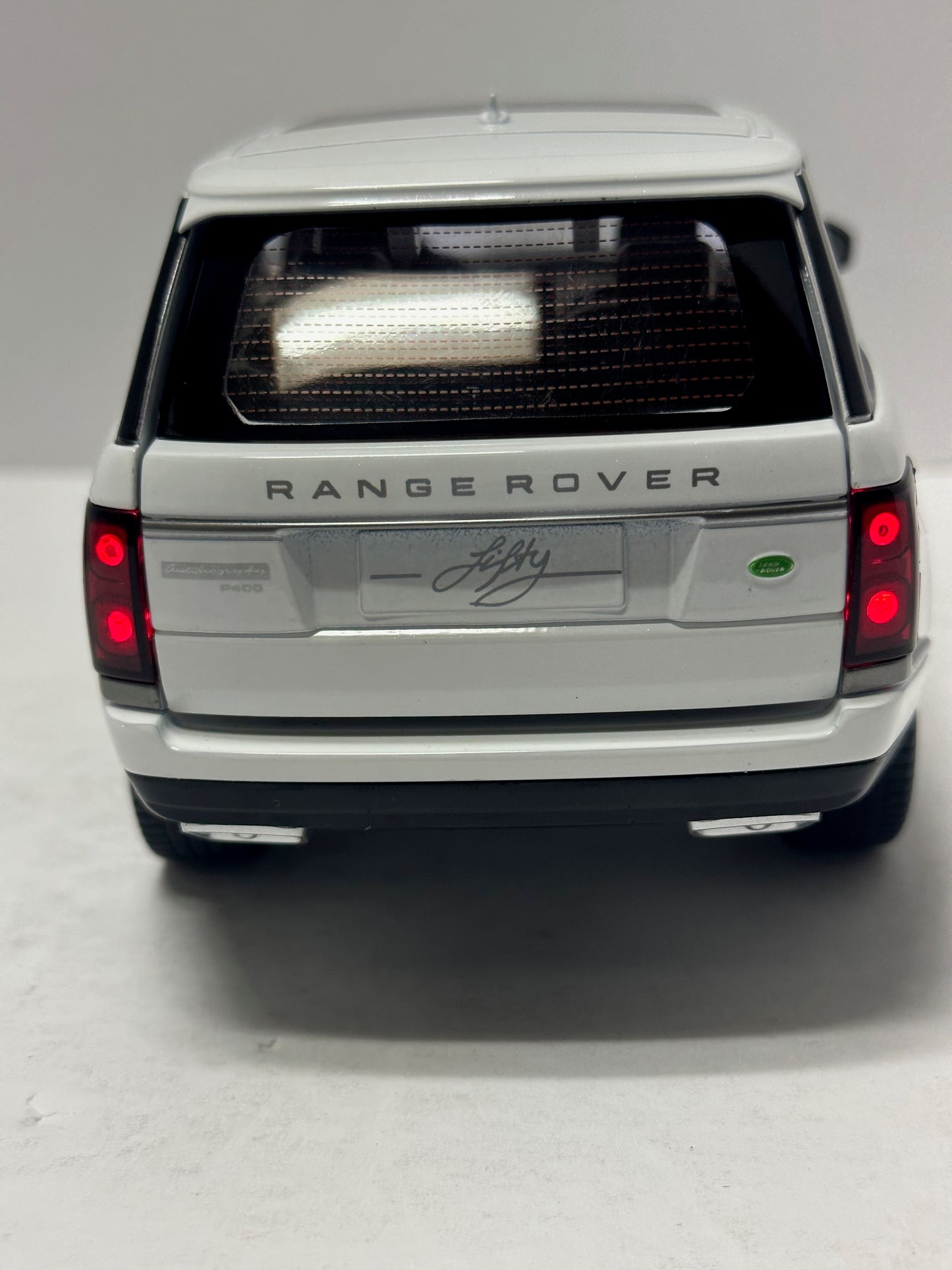 1:18 2020 Range Rover HSE With Headlight & Taillight LEDS Diecast White