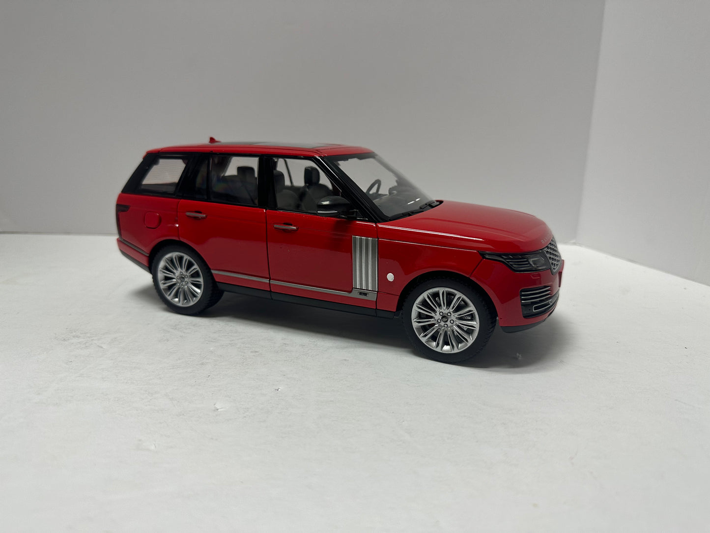 1:18 2020 Range Rover HSE With Headlight & Taillight LEDS Diecast Red