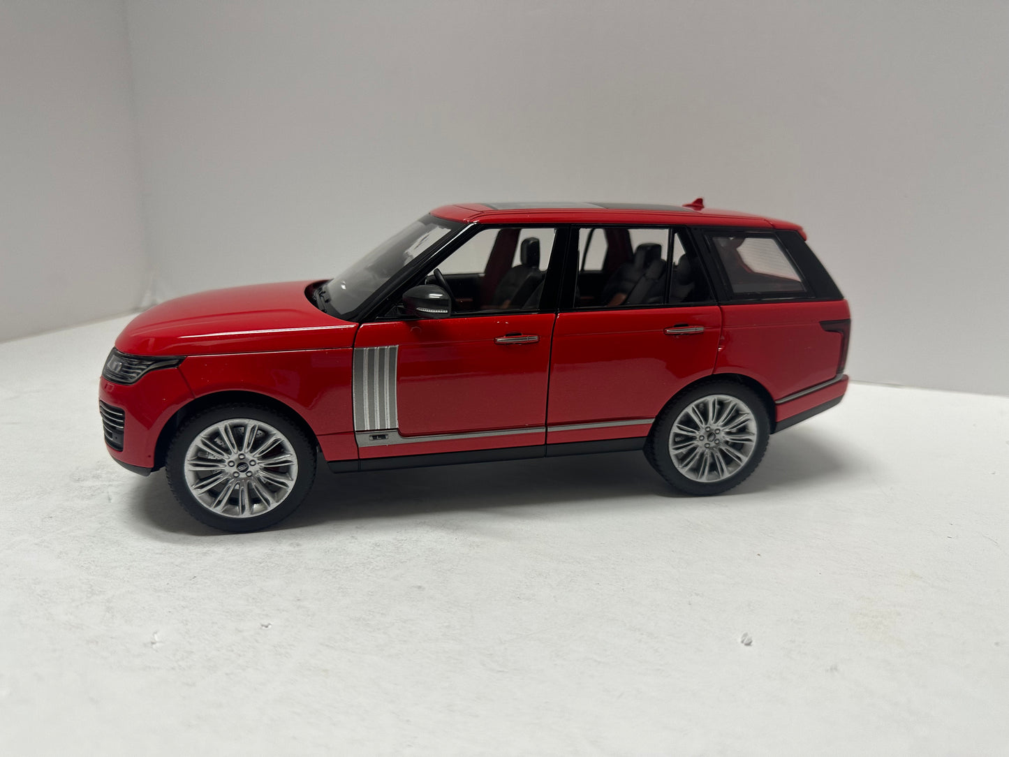 1:18 2020 Range Rover HSE With Headlight & Taillight LEDS Diecast Red