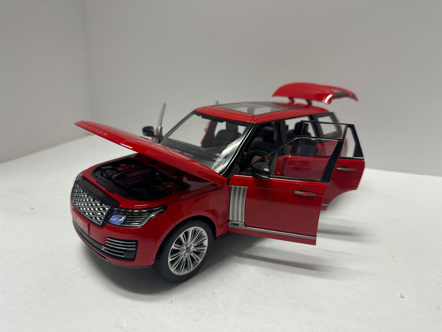 1:18 2020 Range Rover HSE With Headlight & Taillight LEDS Diecast Red