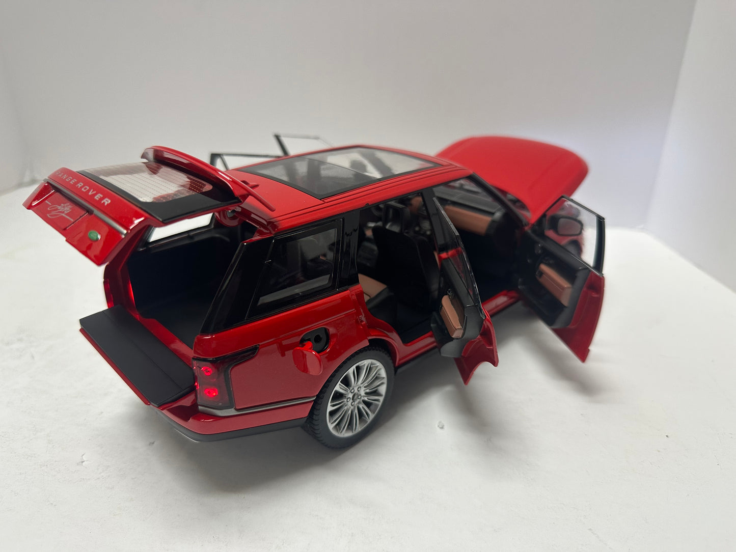 1:18 2020 Range Rover HSE With Headlight & Taillight LEDS Diecast Red