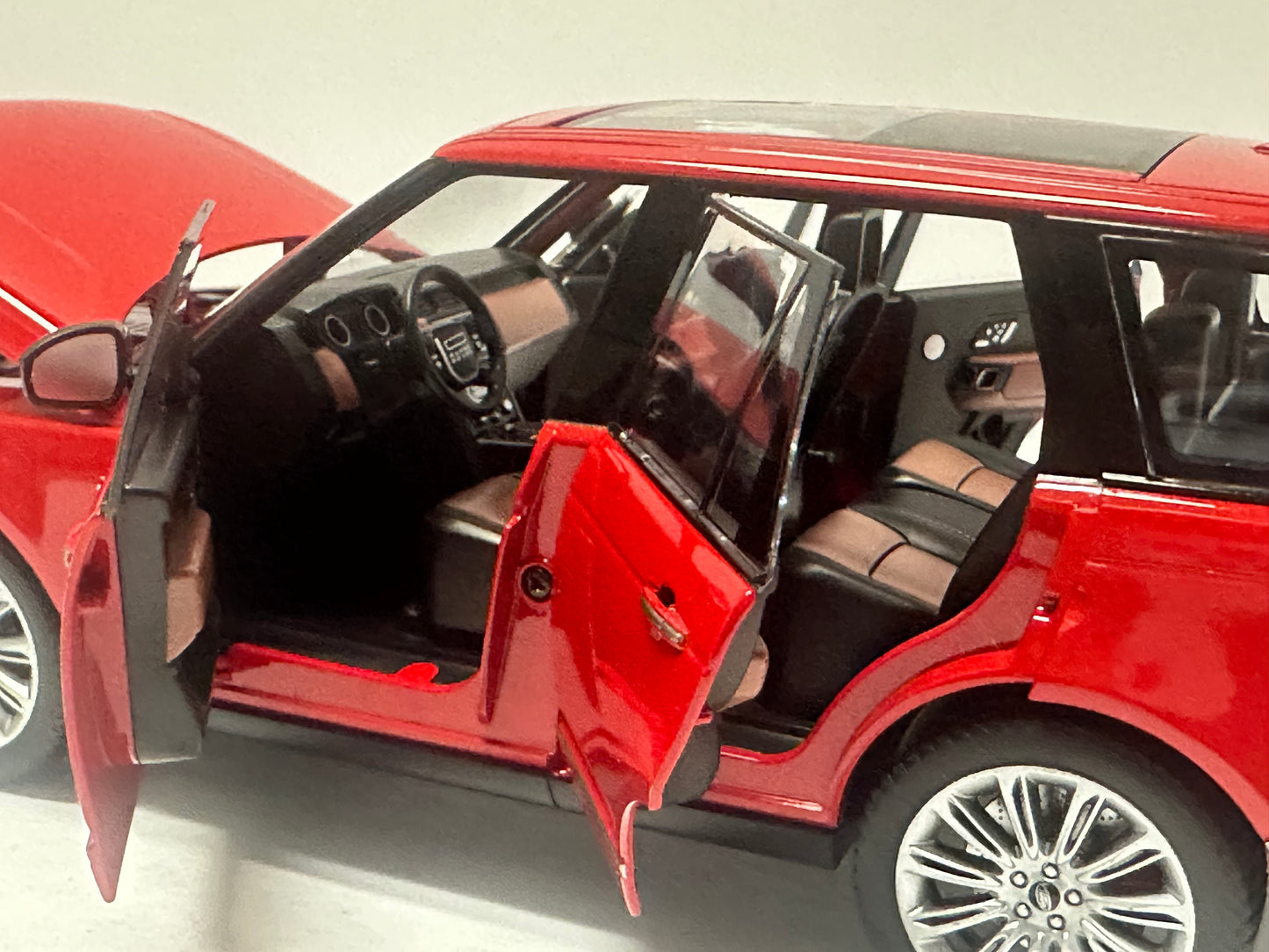 1:18 2020 Range Rover HSE With Headlight & Taillight LEDS Diecast Red