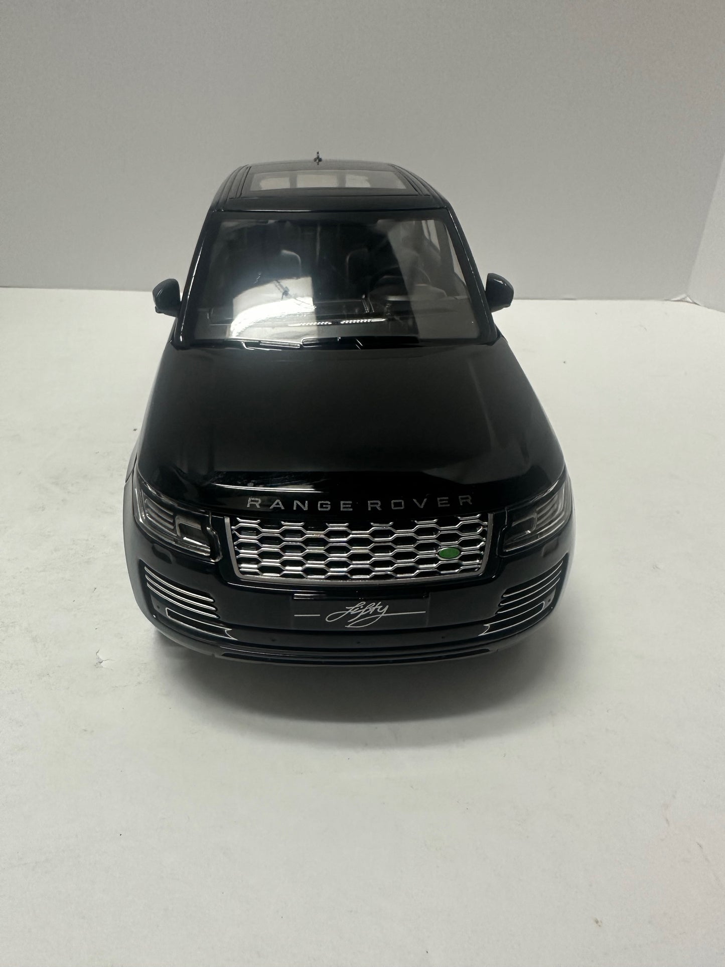 1:18 2020 Range Rover HSE With Headlight & Taillight LEDS Diecast Black