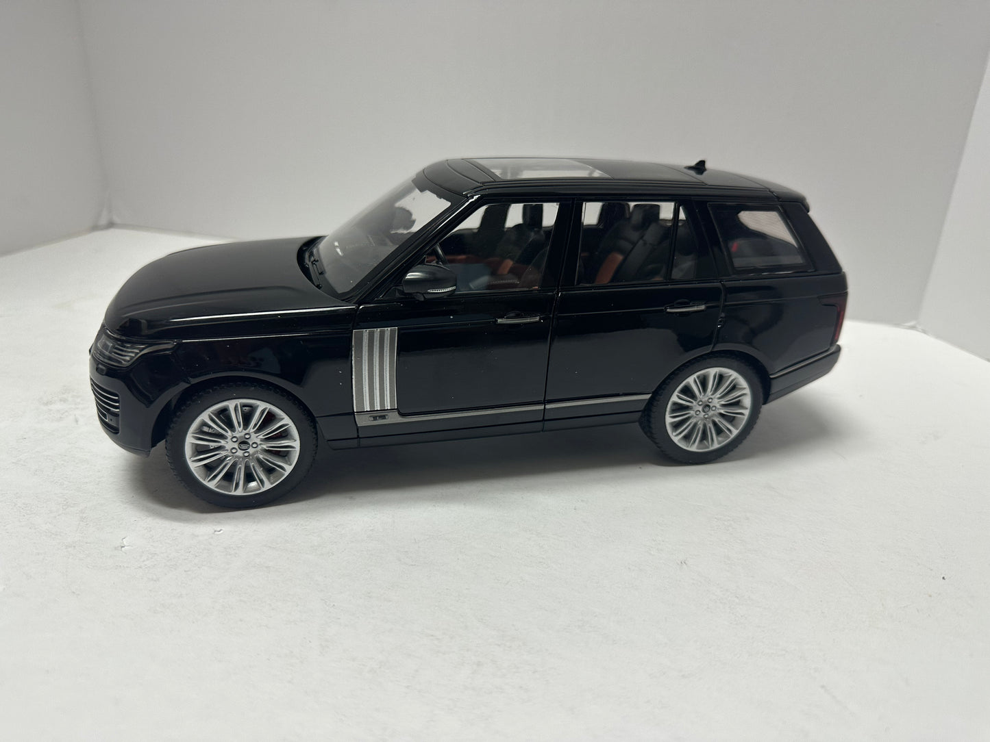 1:18 2020 Range Rover HSE With Headlight & Taillight LEDS Diecast Black