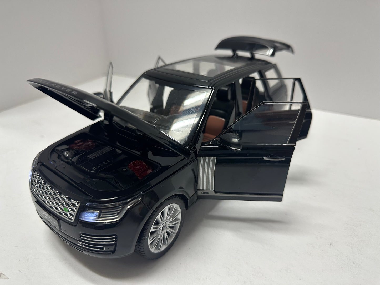 1:18 2020 Range Rover HSE With Headlight & Taillight LEDS Diecast Black