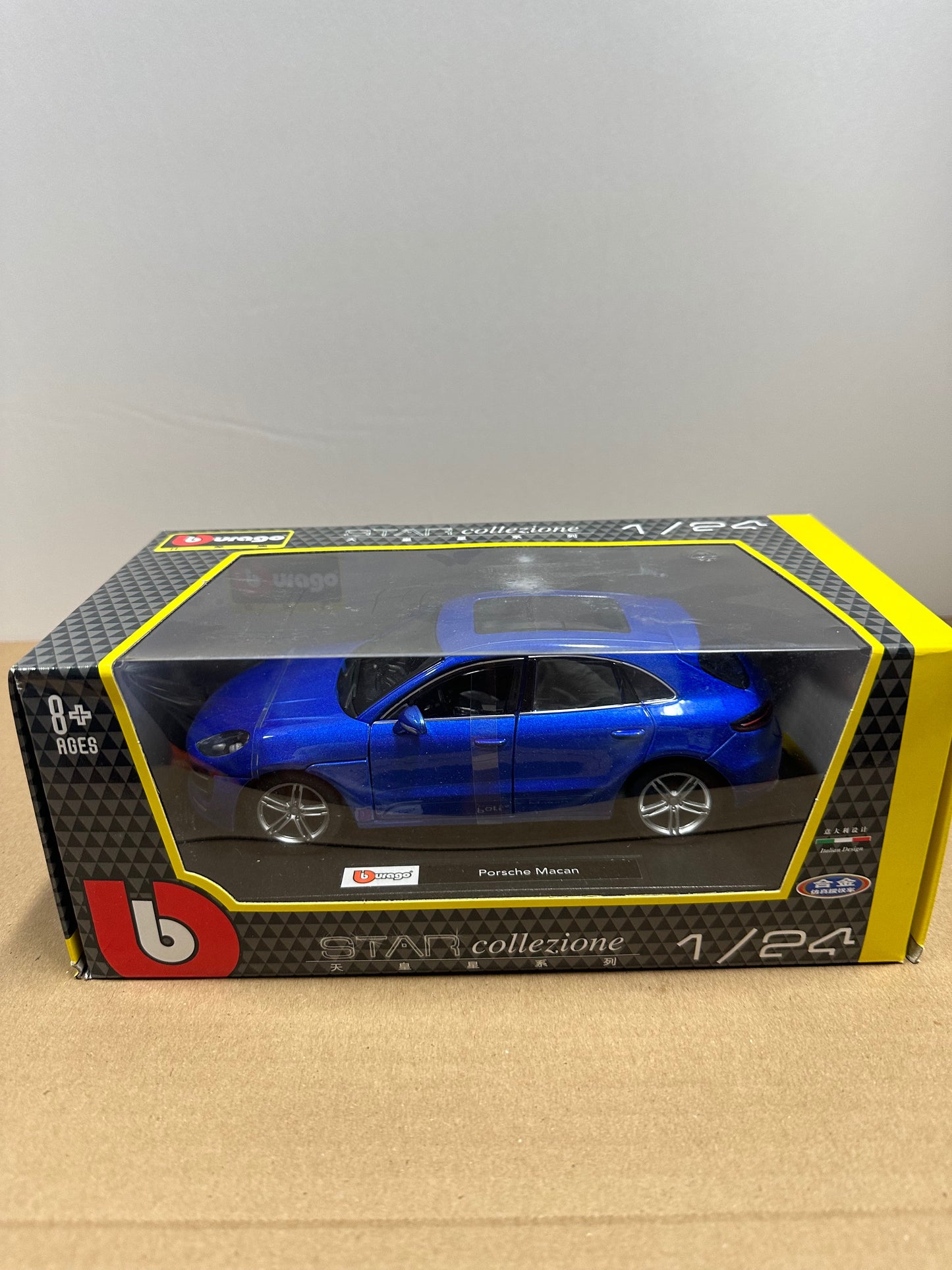 Bburago 1:24 Scale PORSCHE MACAN TURBO DIECAST