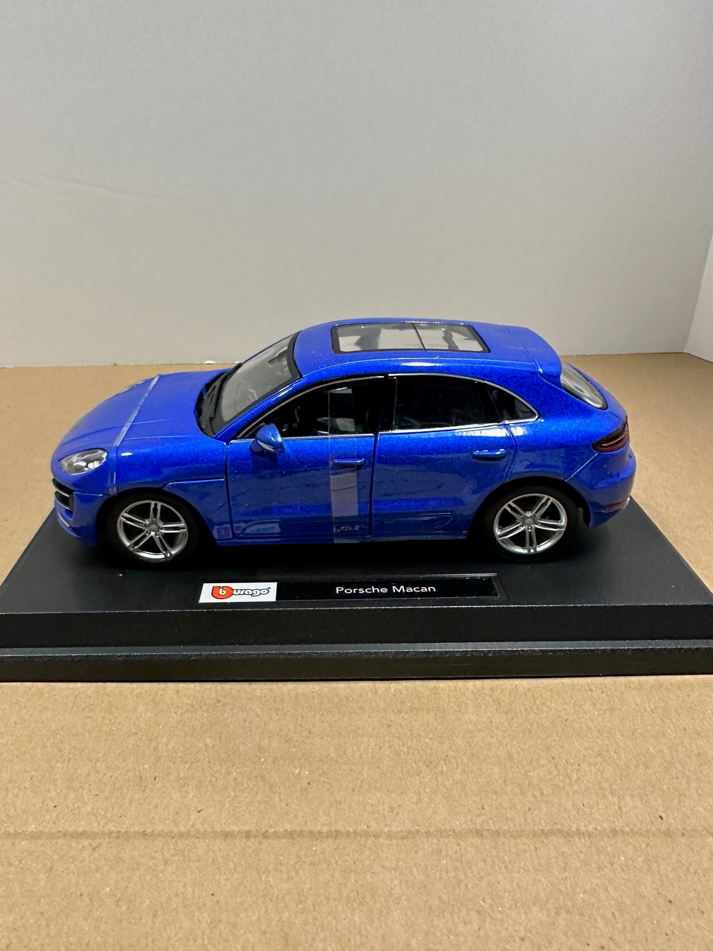 Bburago 1:24 Scale PORSCHE MACAN TURBO DIECAST