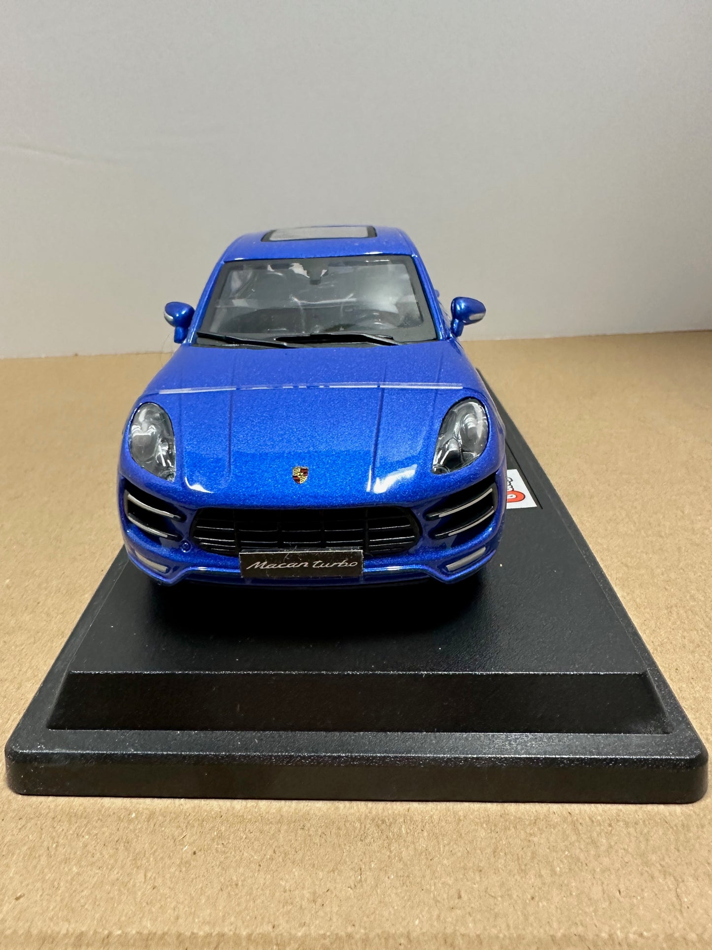 Bburago 1:24 Scale PORSCHE MACAN TURBO DIECAST