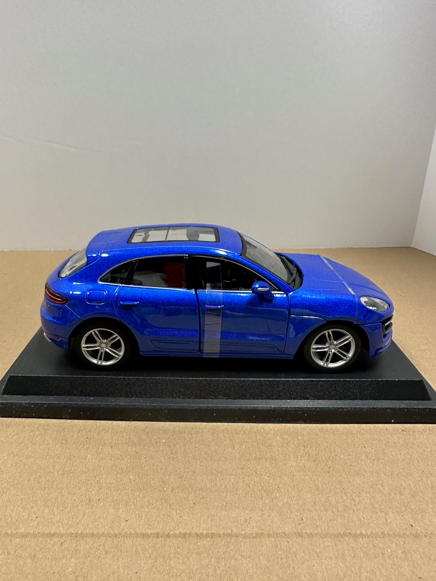 Bburago 1:24 Scale PORSCHE MACAN TURBO DIECAST